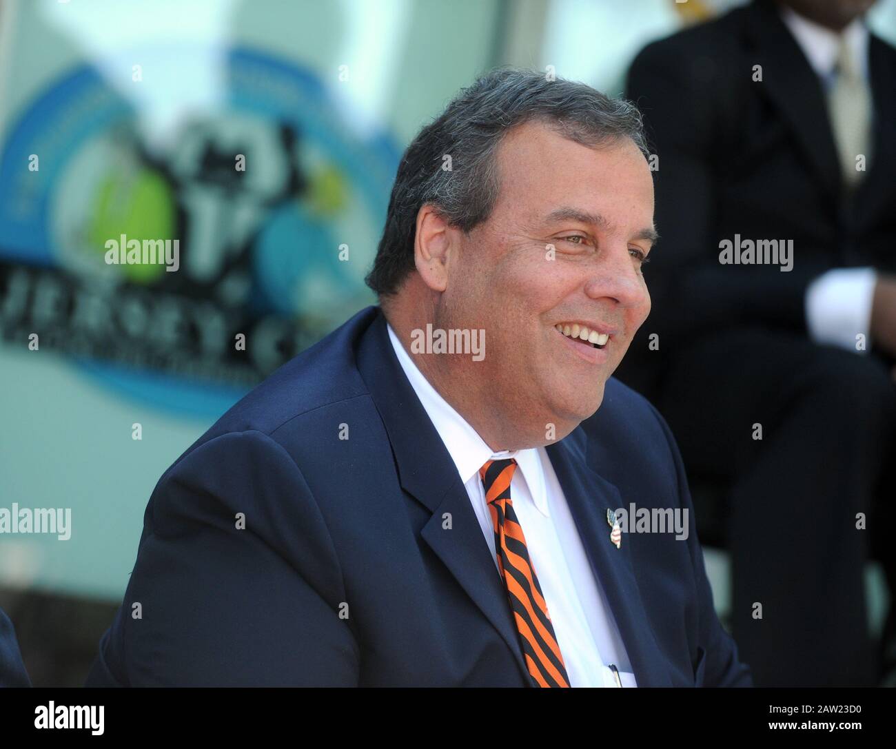 Jersey CITY, NJ - 15 SETTEMBRE: Il governatore della NJ Chris Christie è affiancato dall'ex Govs. James McGreevey e Thomas Kean, U.S. Sen. Robert Menendez, responsabile Della Minoranza della Camera Nancy Pelosi, presidente NAACP Cornell Brooks e sindaco Steven Fulop per la grande apertura Del Luogo di Martin, un programma di rientro all-inclusive dei prigionieri il 15 settembre 2014 a Jersey City, New Jersey. People: Governatore Della Nj Chris Christie Credit: Storms Media Group/Alamy Live News Foto Stock