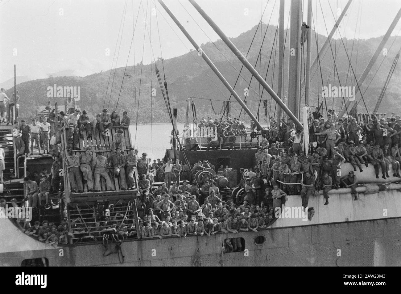 Addio parti della U-Brigade Padang e Taring Padang: Arrivato a Padang il 23 dicembre con il Kota Inten il 3-5e Battaglione Principessa Irene come rimborso per un OVW. Battaglione. Se la nave Emmahaven entroterra soppiantare i ragazzi sul ponte a perdere soprattutto non il loro primo incontro con l'India. Date: 23 Dicembre 1947 Location: Indonesia, Dutch East Indies, Padang, Sumatra Foto Stock