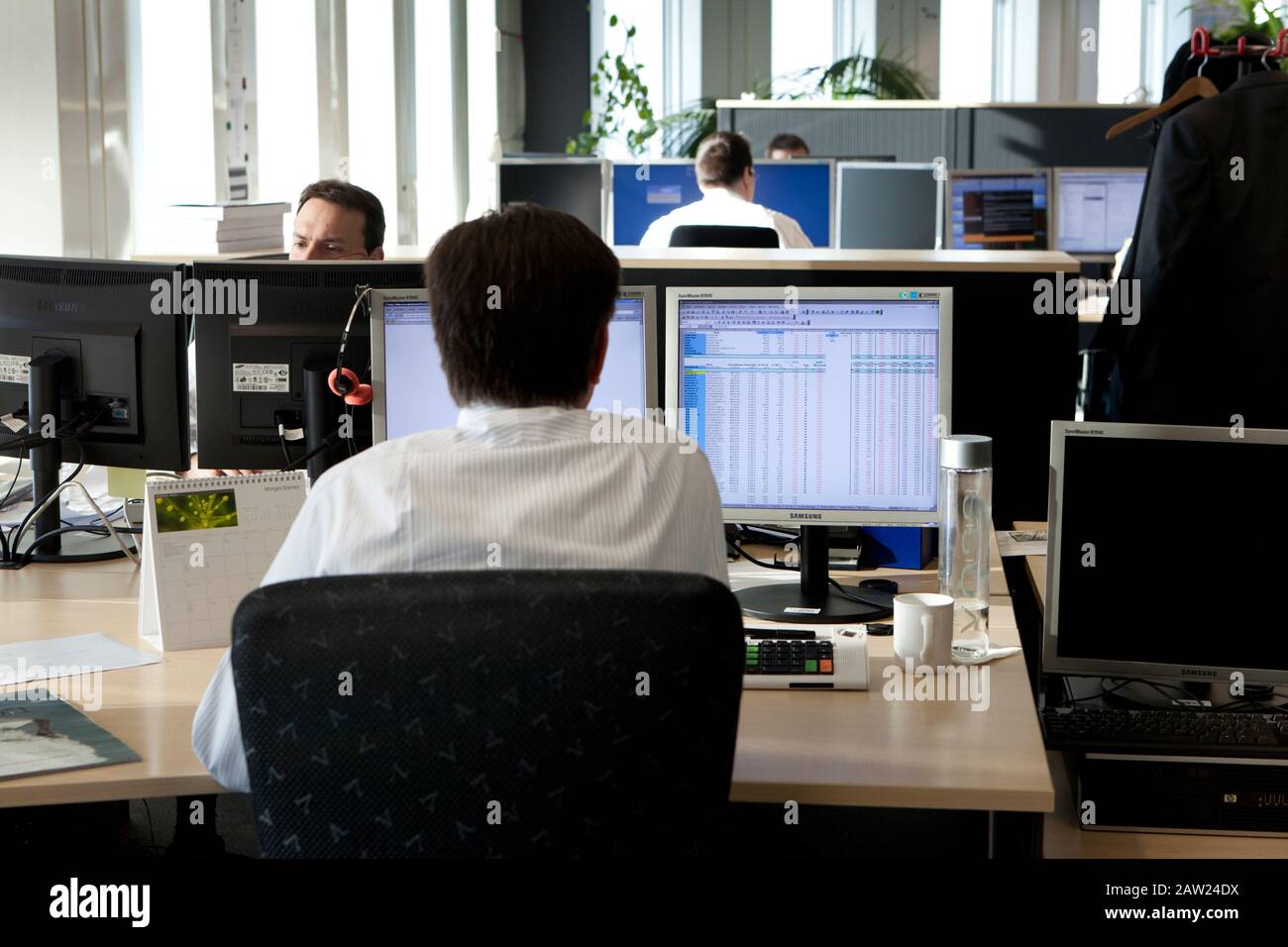 I gestori del fondo monitorano le tabelle del mercato azionario e i prezzi azionari per i loro clienti sugli schermi dei loro computer presso la sede centrale della Deka Bank a Francoforte sul Main. Foto Stock