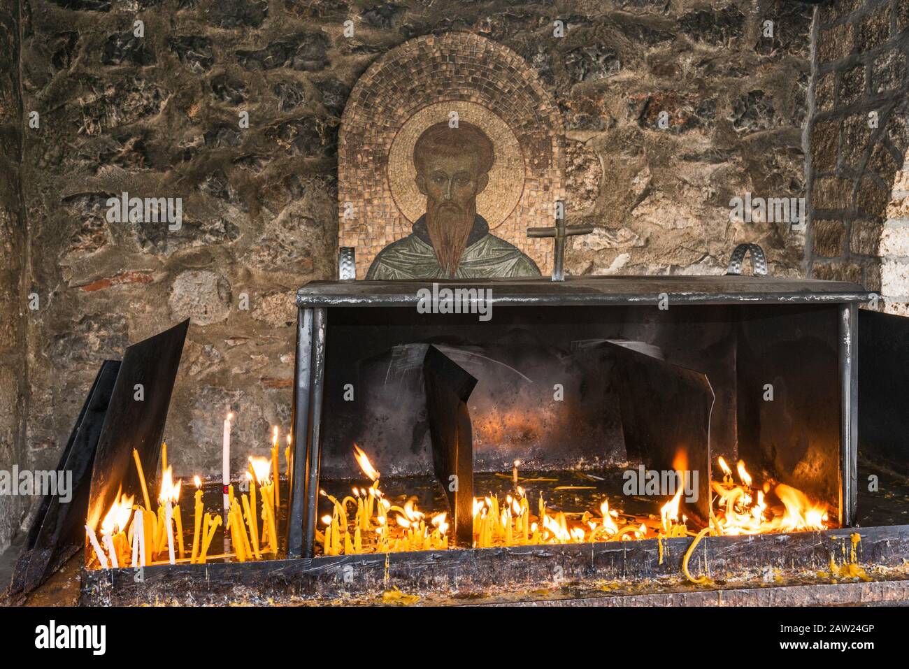 Candele votive all'altare, Monastero di San Naum, Ortodosso macedone, al Lago di Ohrid, a sud di Ohrid, Macedonia del Nord Foto Stock