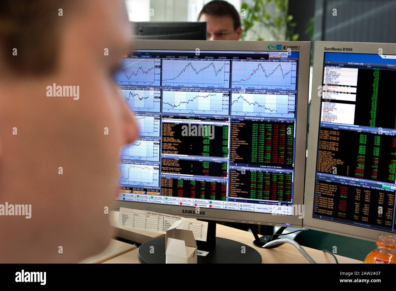 I gestori del fondo monitorano le tabelle del mercato azionario e i prezzi azionari per i loro clienti sugli schermi dei loro computer presso la sede centrale della Deka Bank a Francoforte sul Main. Foto Stock