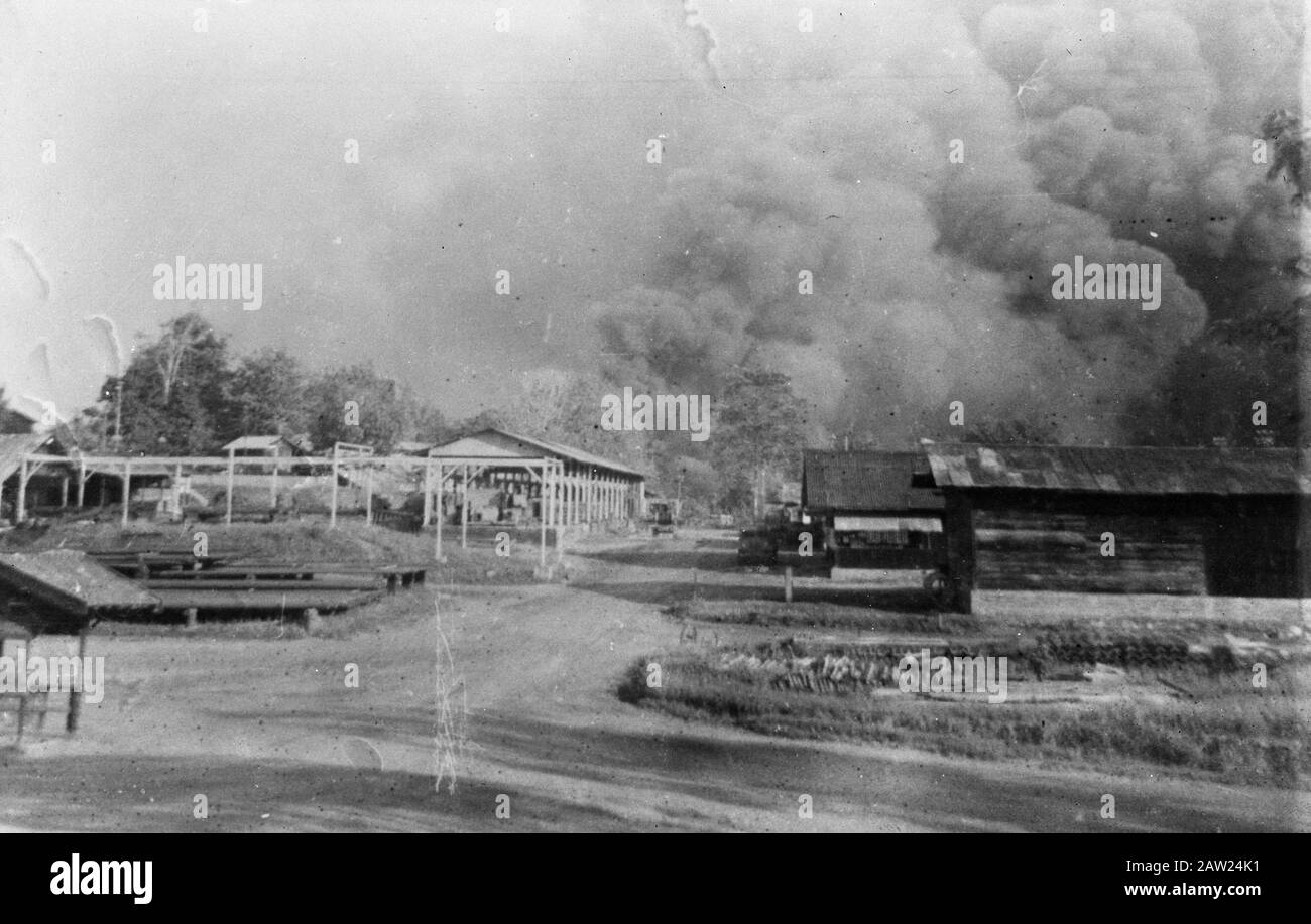 Fuochi d'olio Palembang (riproduzioni) Palembang: Una pesante massa di fumo pende sui giacimenti petroliferi di Pendopo a Palembang. Sul bordo del campo, due pozzi da parte del TNI [forze Armate nazionali indonesiane] messo in fuoco, altri due erano in fiamme da alang-alang [erba] bruciare. Il danno fu meno grave di quanto originariamente apparisse Data: 28 luglio 1947 Località: Indonesia, Indie Orientali Olandesi, Palembang, Sumatra Foto Stock