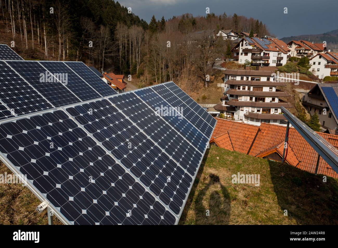 I collettori solari sui tetti nella comunità della Foresta Nera di Schönau Germania vicino a Titisee generano una gran parte dei bisogni energetici della comunità. Foto Stock