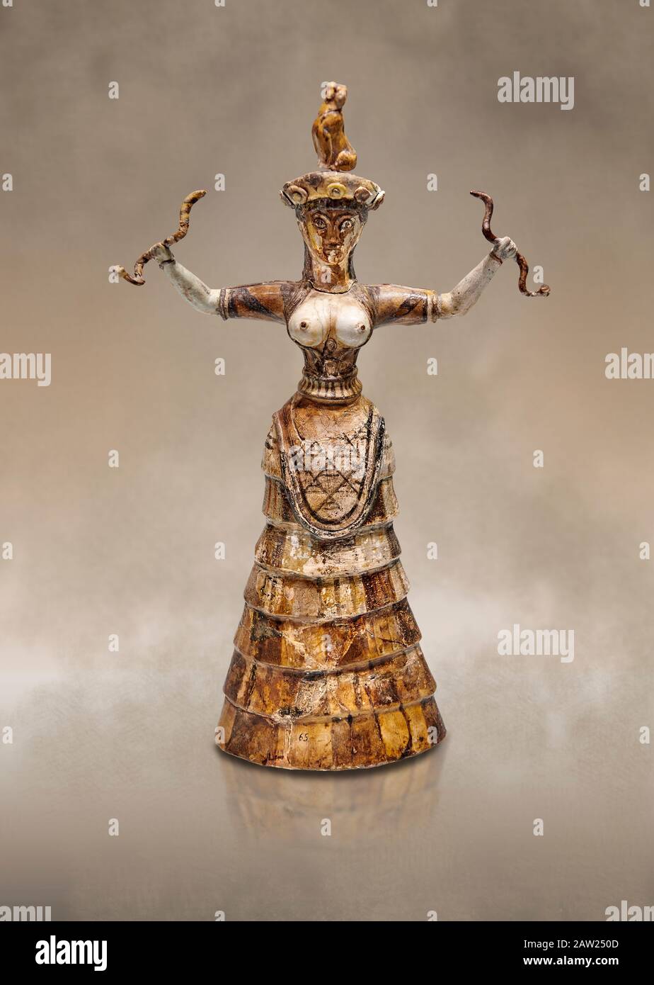 Statua di Minoan Snake Goddess braccia sollevate tenendo 2 serpenti dal Tempio di Cnosso-Repositories 1650-1550 a.C., Museo Archeologico di Heraklion. il numero di serie Foto Stock