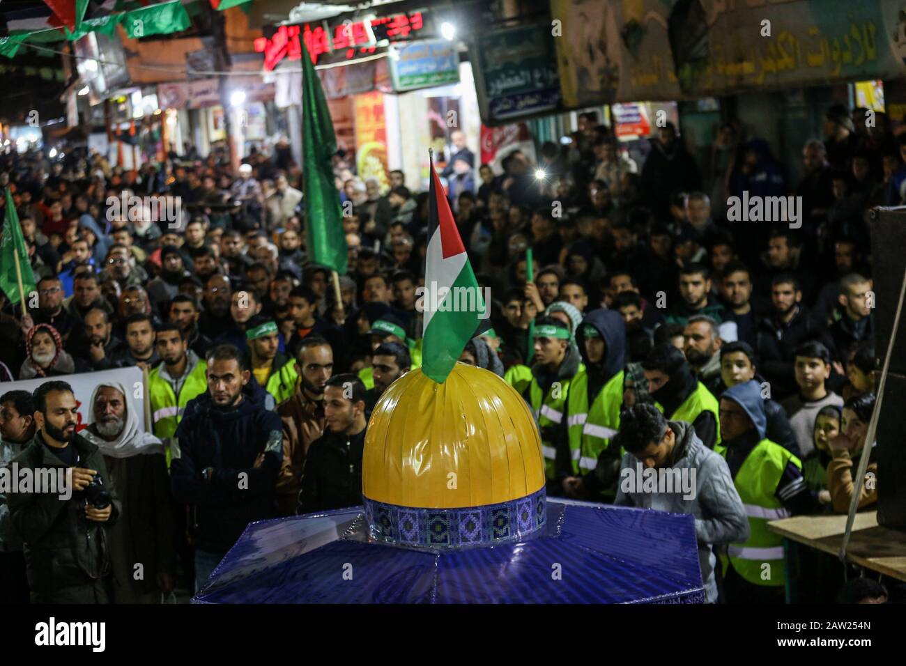 I palestinesi protestano contro il piano di pace per il Medio Oriente degli Stati Uniti, a Rafah, nella striscia meridionale di Gaza, il 6 febbraio 2020. Foto Di Abed Rahim Khatib Foto Stock