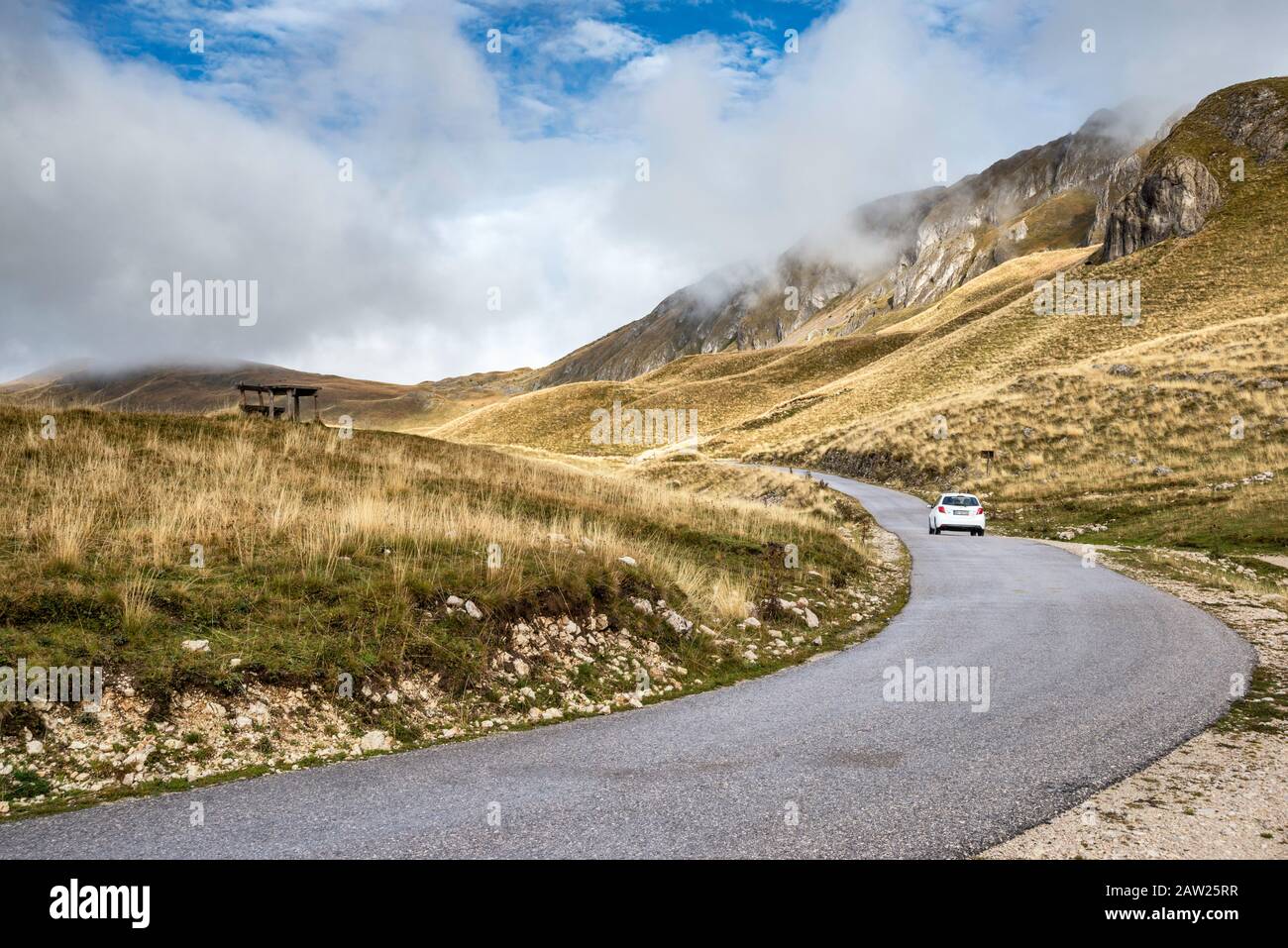 Nuvole basse sulla strada all'altopiano di Piva e montagne Durmitor nel Parco Nazionale di Durmitor, Alpi Dinariche, vicino Zabljak, Montenegro Foto Stock