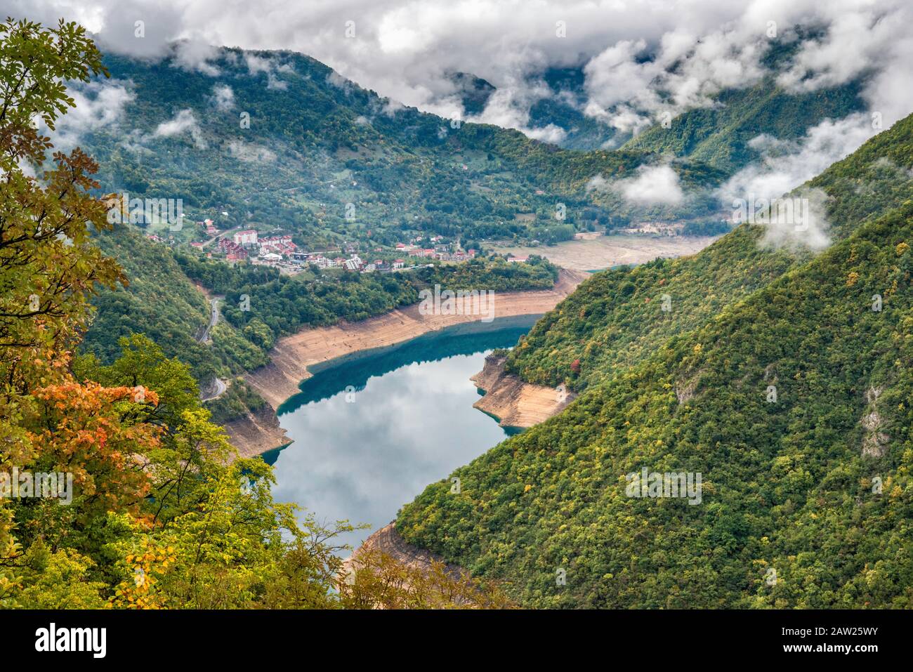 Città di Pluzine sopra Pivsko jezero, lago artificiale sul fiume Piva, visto dalla strada che scende da Pivska Planina e Durmitor montagne, Montenegro Foto Stock