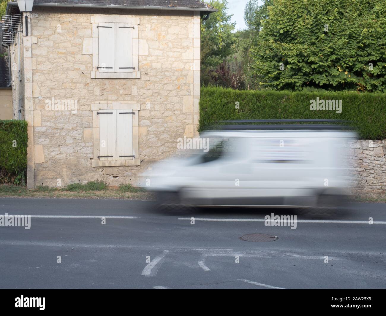 Traffico veicolare su strada locale ad alta velocità in Francia Foto Stock