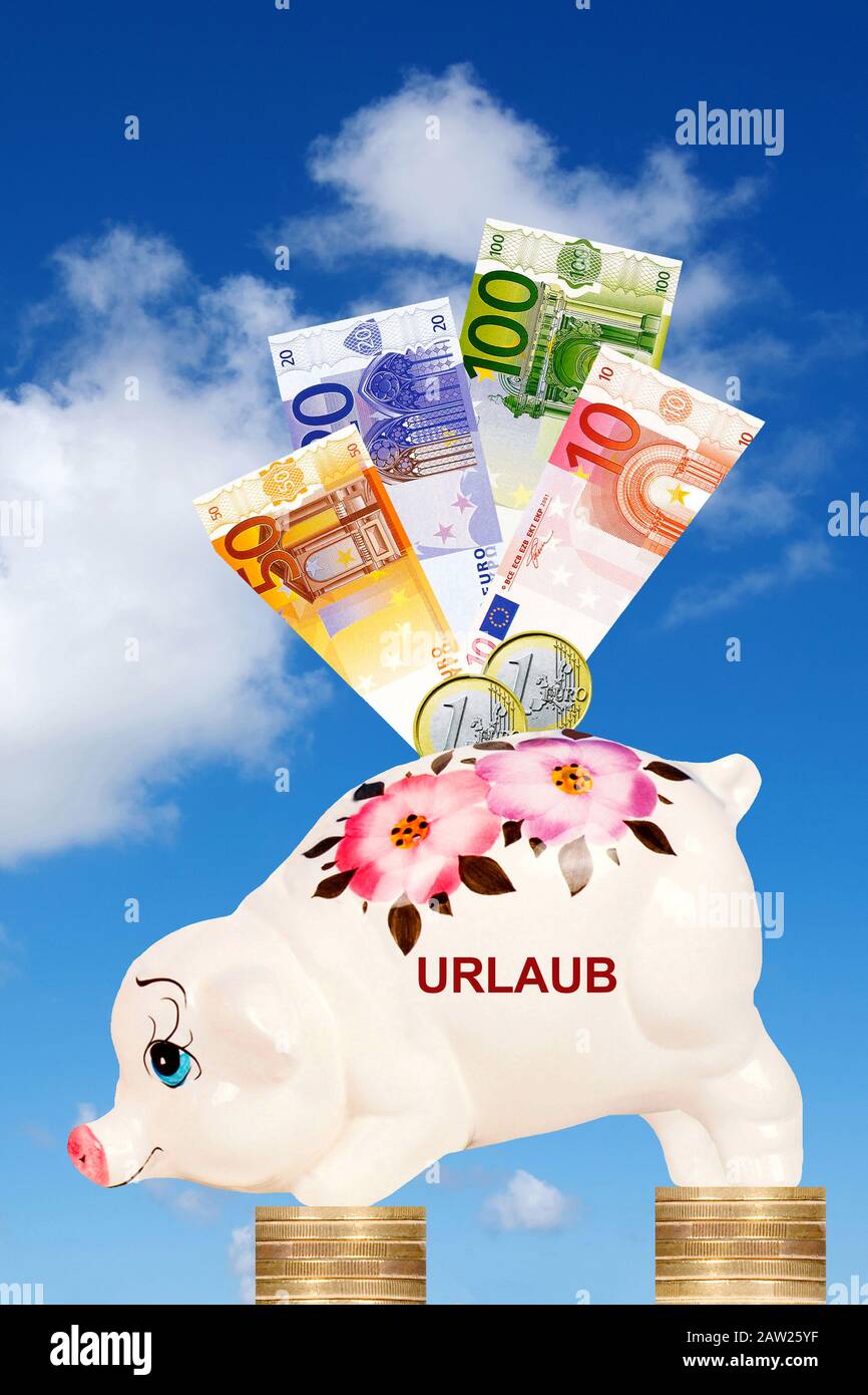 Piggybank di fronte al cielo nuvoloso su monete in euro con banconote in euro e vacanze in lettere, Germania Foto Stock