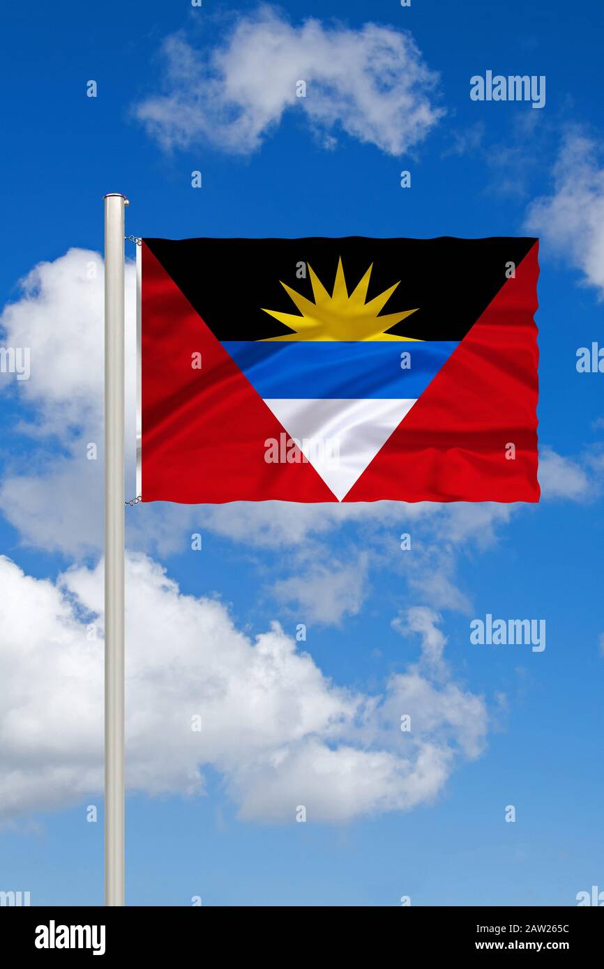Bandiera di Antigua e Barbuda di fronte al cielo nuvoloso blu, Antigua e Barbuda Foto Stock