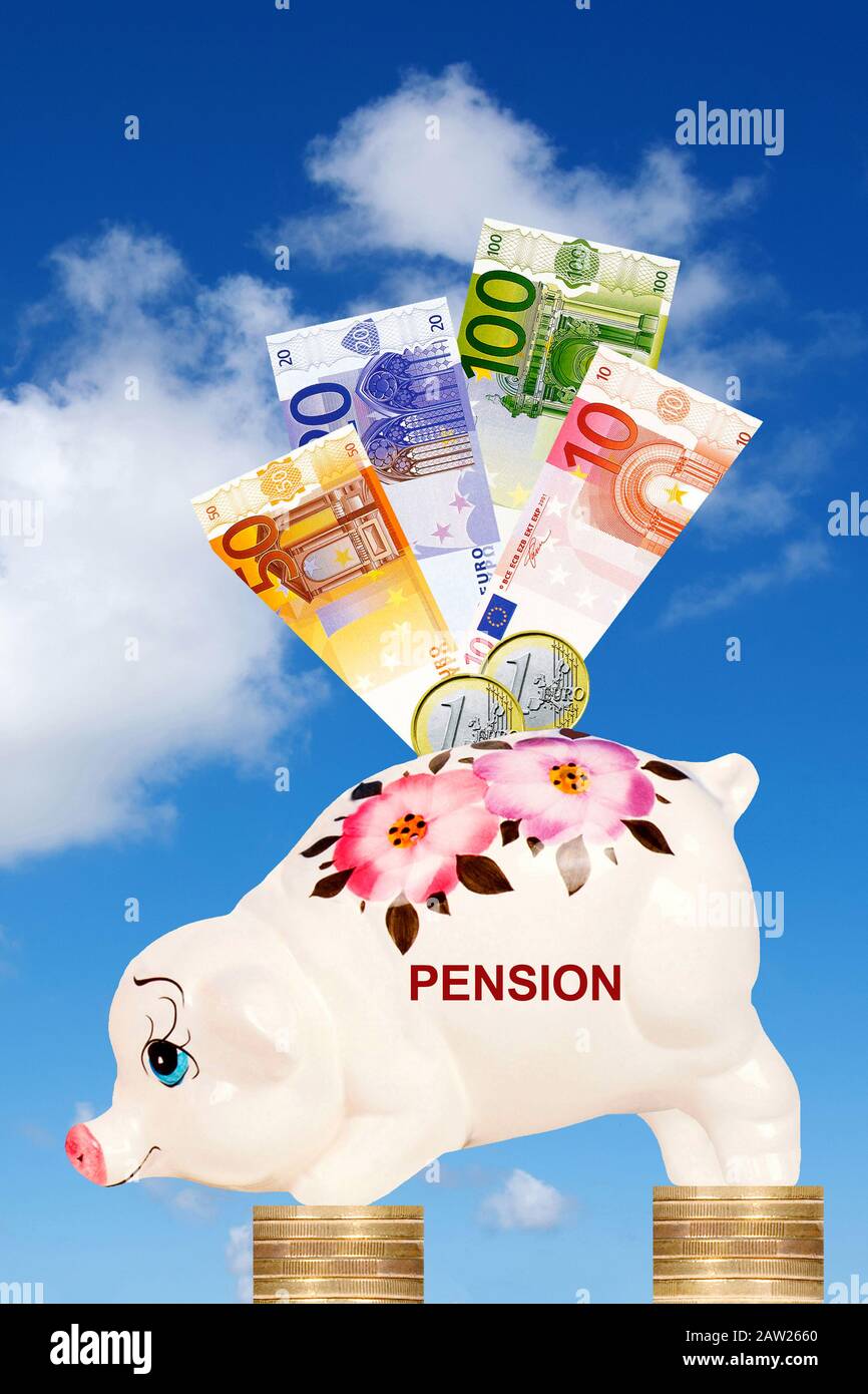 Piggybank di fronte al cielo nuvoloso su euro monete con euro fatture e pensione scritta, Germania Foto Stock
