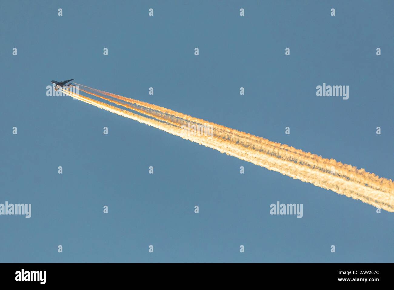 Airbus A 380 con grandi piste di condensazione in retroilluminazione al tramonto, Germania, Baviera, Isental Foto Stock