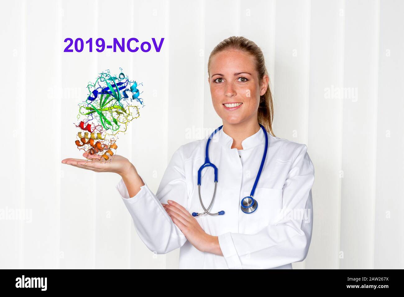 medico femminile con virus corona in mano Foto Stock
