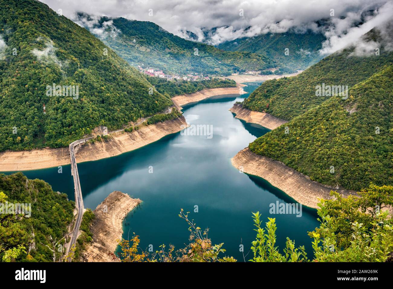 Pivsko jezero, lago artificiale sul fiume Piva, città di Pluzine in dista, dalla strada che scende da Pivska Planina e Durmitor montagna, Montenegro Foto Stock