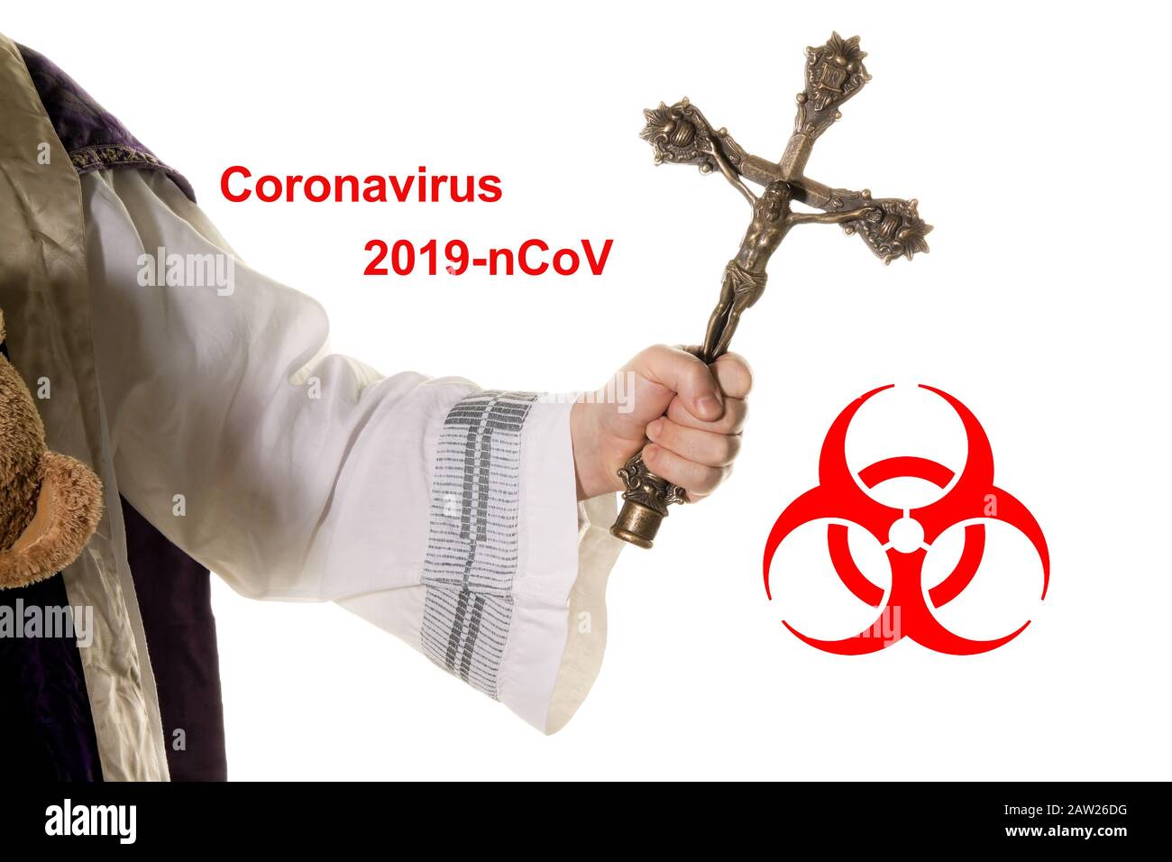 Sacerdote con cruzifix lotta contro il coronavirus, 2019-nCoV Foto Stock