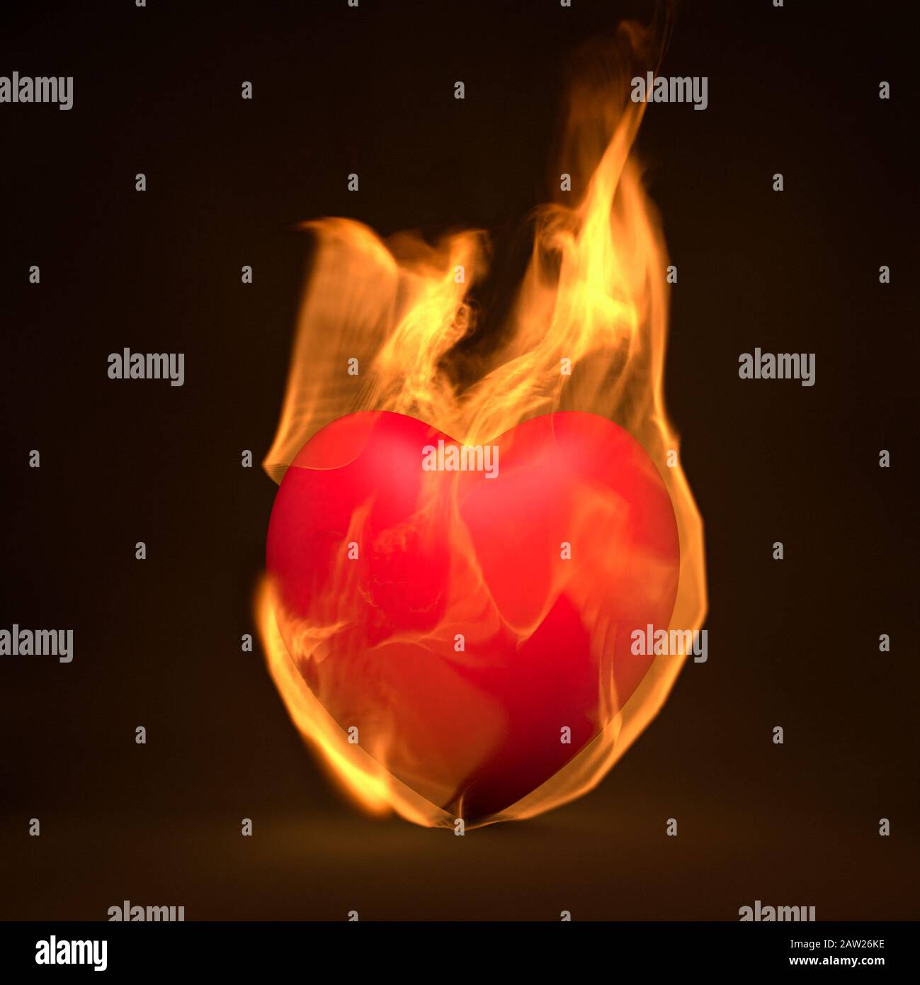 Cuore rosso sul fuoco, fiamme accese, concetto di passione Foto Stock