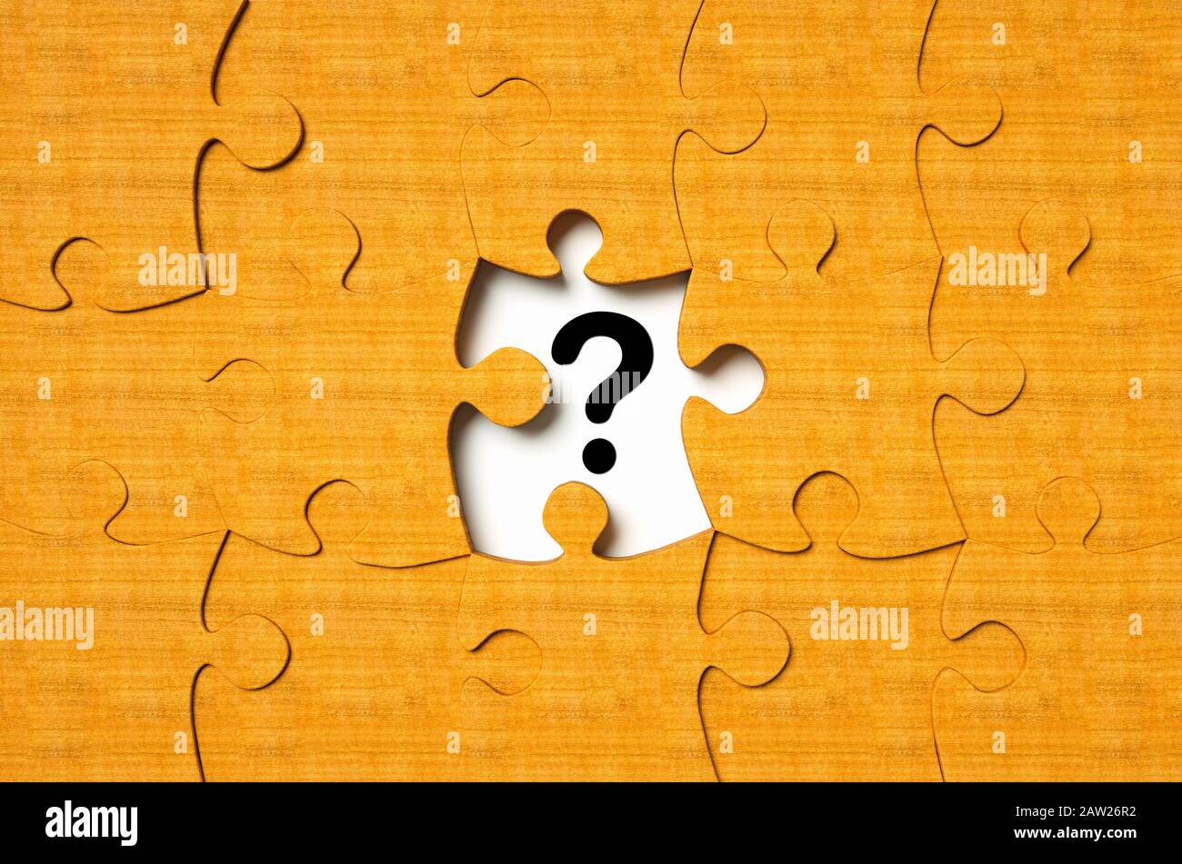 Puzzle in legno vuoto con un pezzo mancante e punto interrogativo simbolo Foto Stock