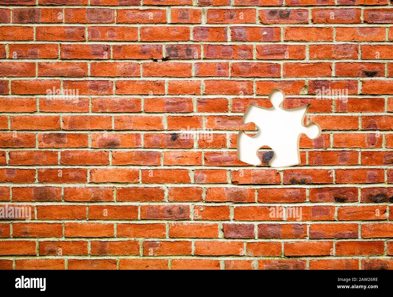 Puzzle muro in mattoni rossi con un pezzo mancante Foto Stock