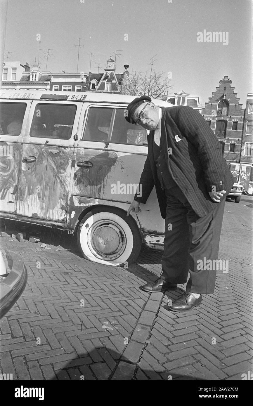 Parcheggio operatore Uncle Gerrit sua auto da letto Amstelveld, Amsterdam, Uncle Gerrit punti cut band Data: 14 marzo 1972 Ubicazione: Amsterdam, Noord-Holland Parole Chiave: Automobili Foto Stock