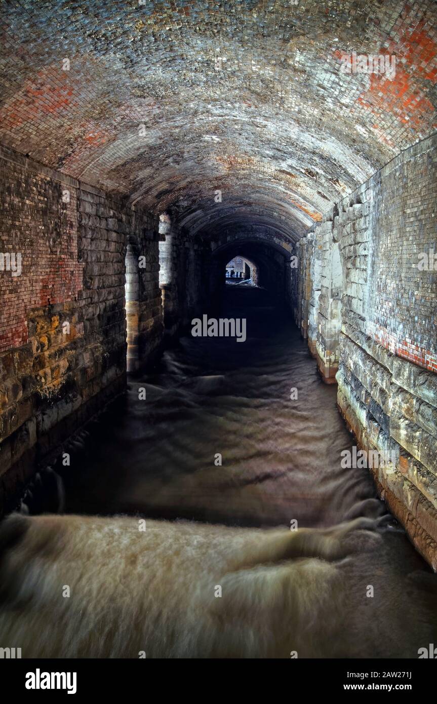 Regno Unito, West Yorkshire, Leeds, Granary Wharf, il complesso Dark Arches tunnel sotto la stazione ferroviaria di Leeds. Foto Stock