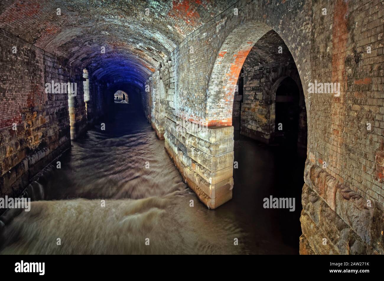 Regno Unito, West Yorkshire, Leeds, Granary Wharf, il complesso Dark Arches tunnel sotto la stazione ferroviaria di Leeds. Foto Stock