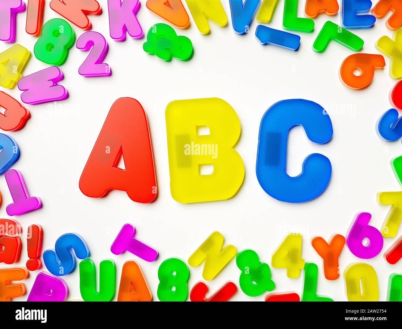 Lettere ortografiche in plastica ABC multicolore per magnete frigorifero, concetto didattico Foto Stock