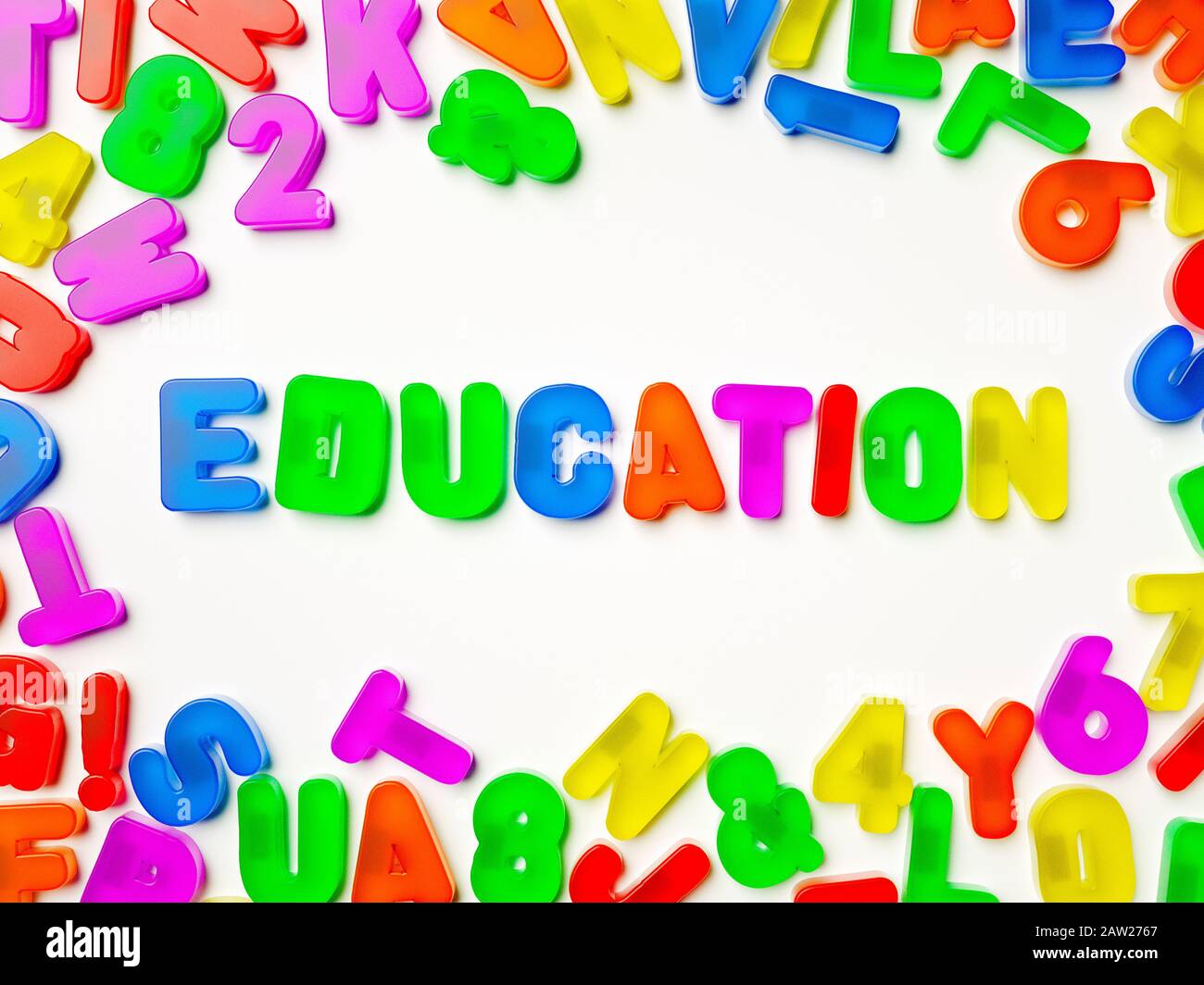 Plastica multi colore frigorifero magnete alfabeto ortografia Educazione Foto Stock