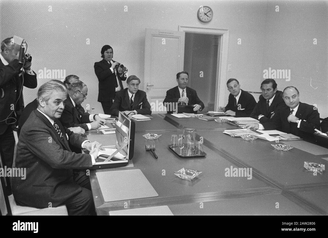 KVp, CHU e ARP si consultano nell'edificio del Senato con le parti VVD intorno alla tabella Data: 10 marzo 1971 Località: L'Aia, Olanda del Sud Parole Chiave: Politici , partiti politici, elezioni Institution Nome: AR, CHU Foto Stock