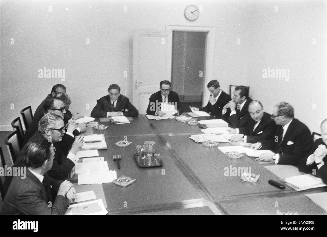 KVp, CHU e ARP si consultano nell'edificio del Senato con le parti VVD intorno alla tabella Data: 10 marzo 1971 Località: L'Aia, Olanda del Sud Parole Chiave: Politici , partiti politici, elezioni Institution Nome: AR, CHU Foto Stock