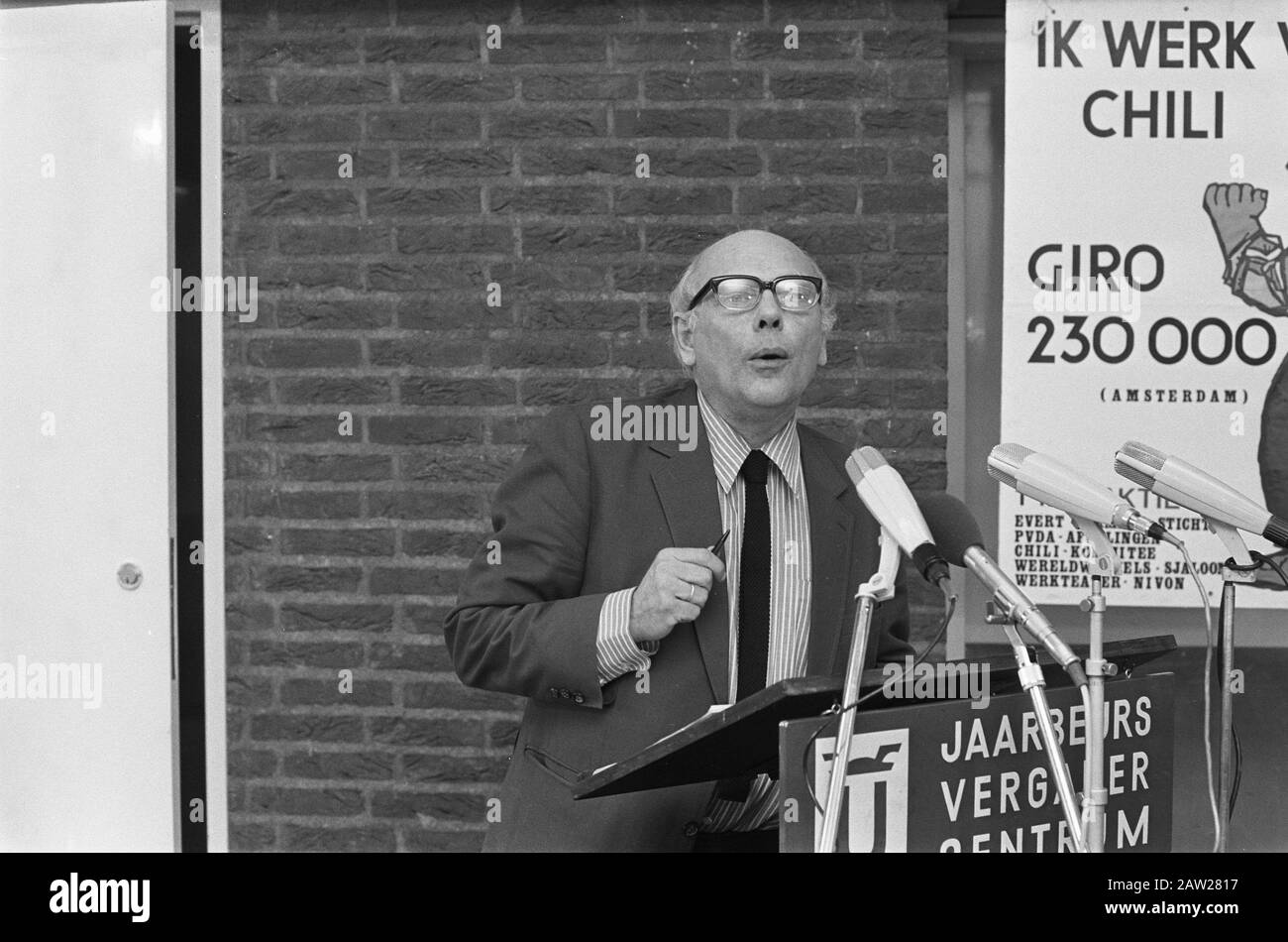 Partito Consiglio Labour Party meeting on cabinet formation, Den Uyl with poster i work for Chile Data: 16 marzo 1973 Parole Chiave: Poster, coalizioni governative, consigli di partito Nome Persona: Uyl, Joop den Peters, Hans / Anefo Titolare: National Archives Materiale tipo: Negativo (bianco / nero) numero di inventario archivio: vedere accesso 2.24.01.05 Foto Stock