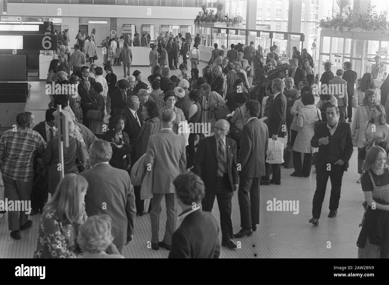 Folla in aeroporto dopo uno sciopero internazionale piloti per un numero crescente di dirottamenti aerei descrizione: Passeggeri nella sala di partenza dell'aeroporto di Schiphol Data: 20 giugno 1972 posizione: Nord-Olanda, Schiphol Parole Chiave: Viaggiatori, aeroporti Foto Stock