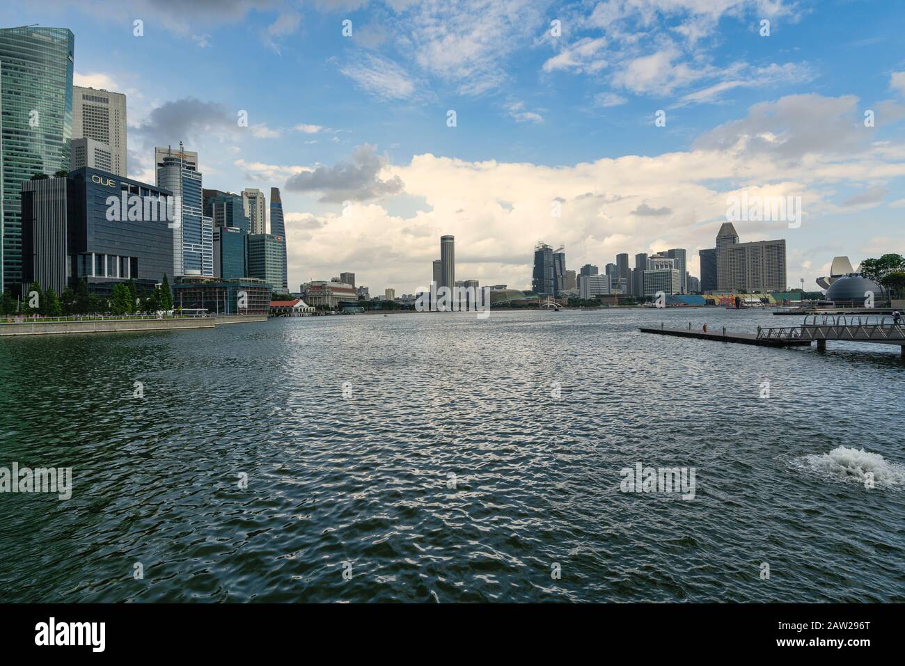 Singapore, gennaio 2020. Vista panoramica dei grattacieli della città da Marina Bay Foto Stock