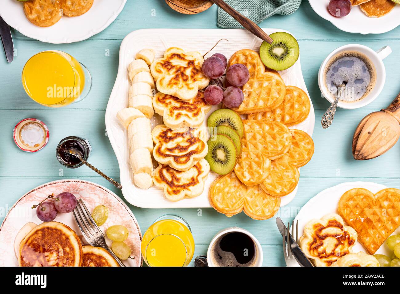 Sana colazione con prodotti freschi cialde calde cuori, frittelle di fiori Foto Stock