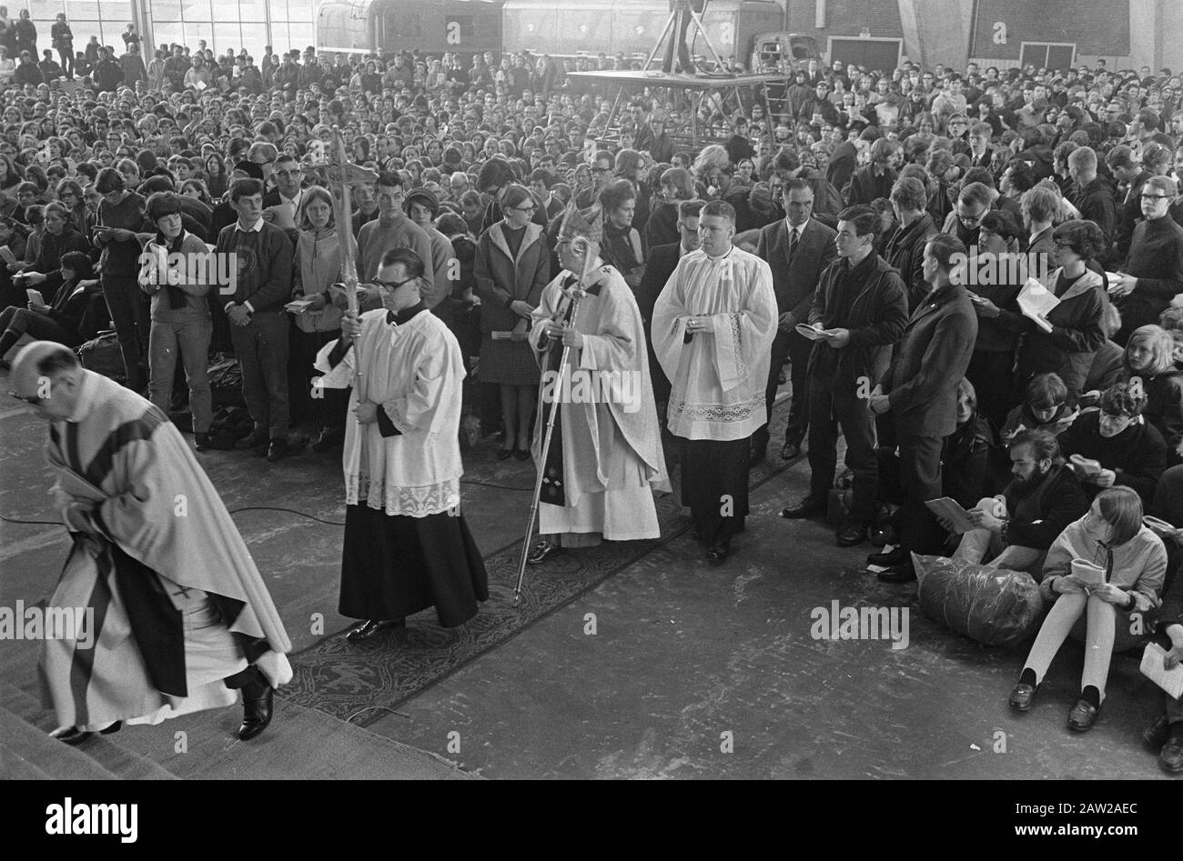 Pax Christie Hike, incontro di chiusura a Den Bosch, Cardinal Alfrink entra nella sala Data: 2 aprile 1967 Località: Den Bosch Parole Chiave: Cardinals, escursionisti Nome Persona: Alfrink Bernardus , Pax Christie Foto Stock