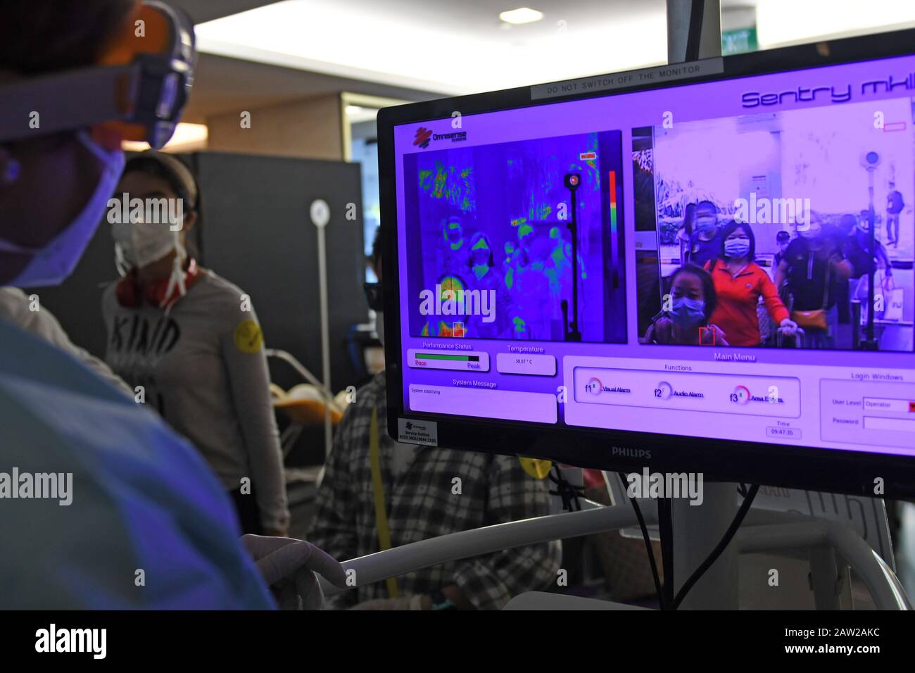 Singapore. 5th Feb, 2020. Un membro del personale controlla la temperatura corporea dei passeggeri dei voli charter all'Aeroporto Changi di Singapore a Singapore, 5 febbraio 2020. La Cina ha inviato un volo charter mercoledì per volare 147 residenti Hubei a terra da Singapore dopo il romanzo coronavirus focolaio. Credito: Poi Chih Wey/Xinhua/Alamy Live News Foto Stock