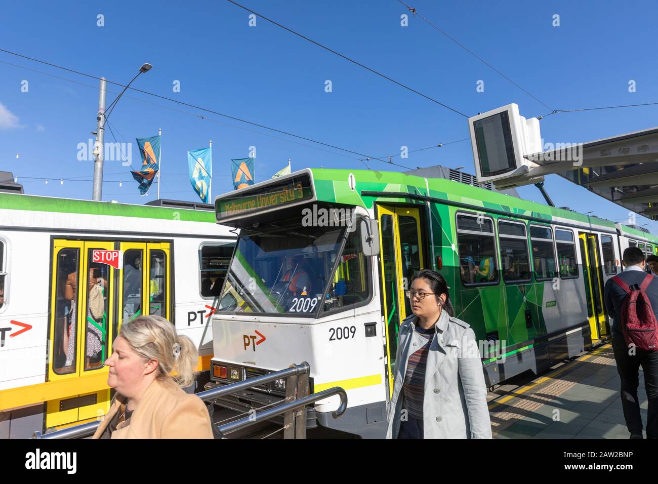 Melbourne tram e passeggeri sul Princes Bridge accanto alla stazione di flinders Street, al centro di Melbourne, Victoria, Australia Foto Stock