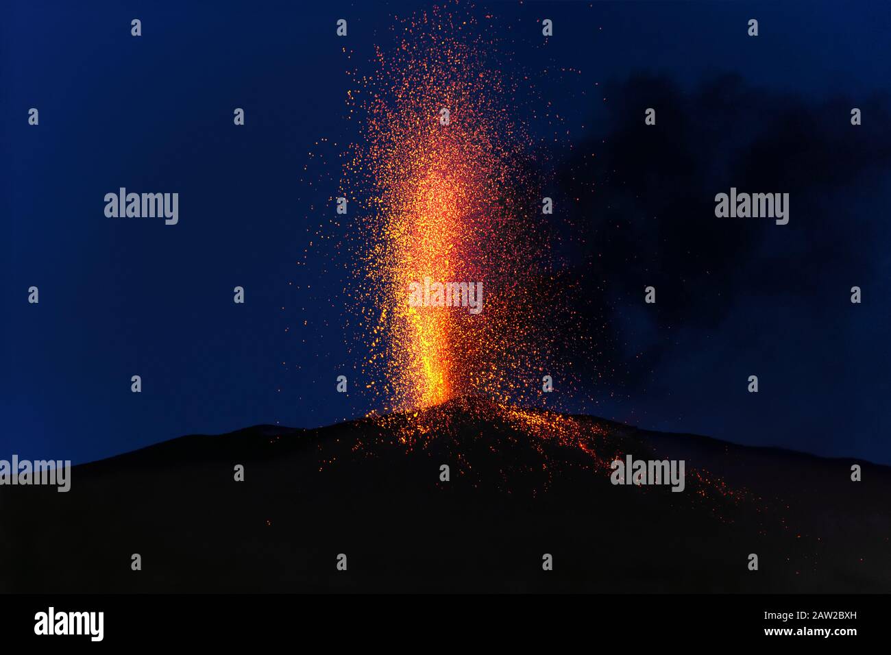 Eruzione esplosiva al tramonto in uno dei tre crateri del principio attivo del vulcano di Stromboli, isole Eolie, Italia. Foto Stock
