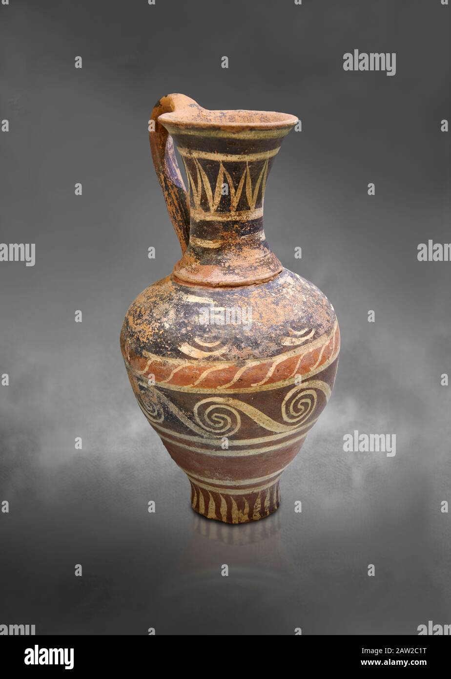 Caraffa minoica decorata in stile Kamares con motivo a vortice, cimitero di Poros 1800-1650 a.C.; Museo Archeologico di Heraklion, sfondo grigio. Foto Stock