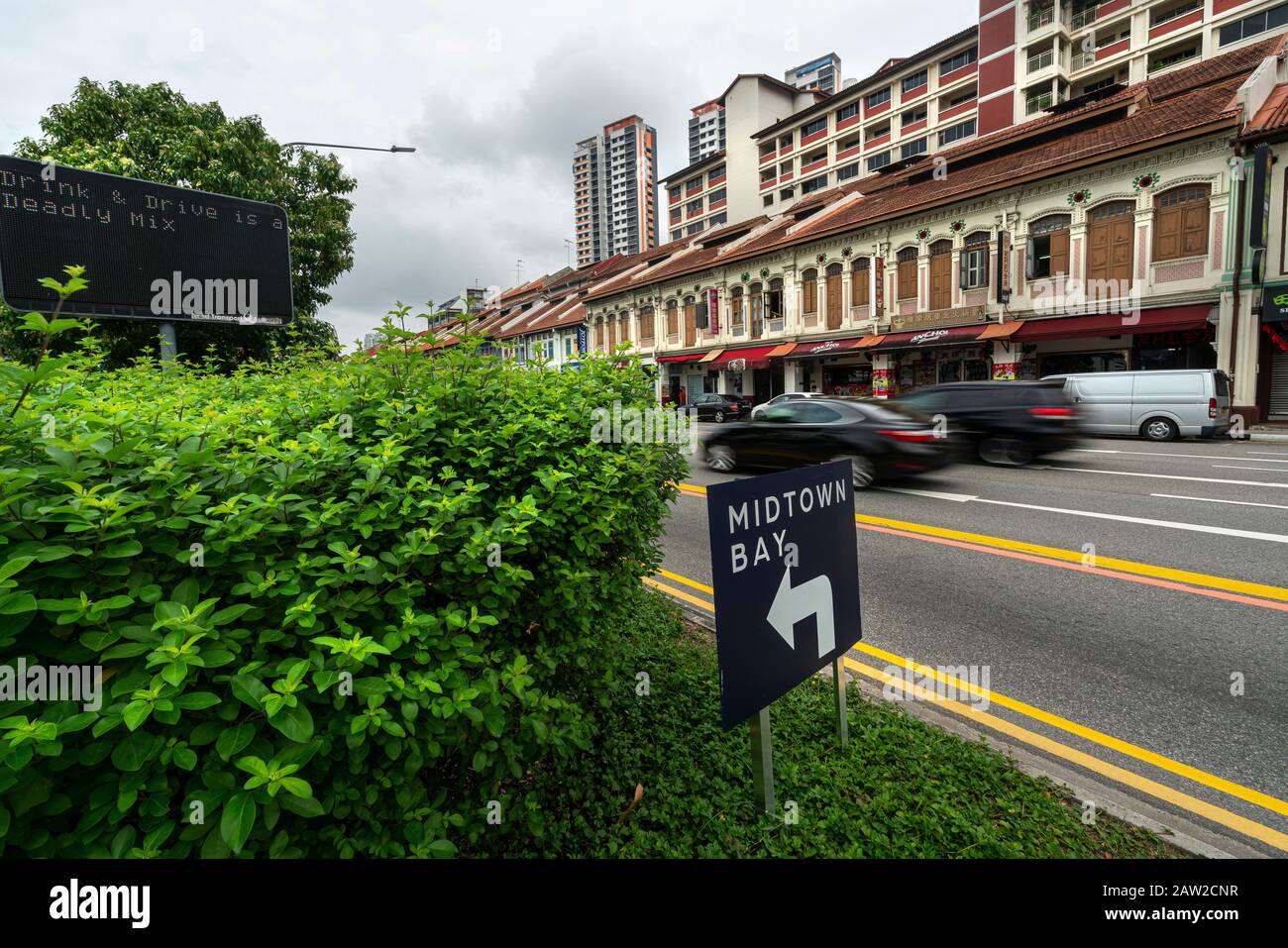 Singapore. Gennaio 2020. Un segnale di traffico elettronico contro la guida con assunzione di alcolici in una strada del centro città Foto Stock