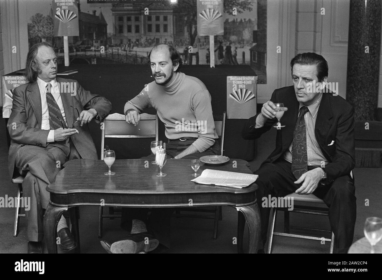 Conferenza stampa Holland Festival nel Teatro cittadino di Amsterdam n.a.v. l'Eresmena v.n.r. Hans De Roo (Dutch Opera Foundation), Allan Curtis E Regista / Scenografo Filippo Sanjust Data: 19 Giugno 1974 Località: Amsterdam, Noord-Holland Parole Chiave: Festival, Opera, Conferenze Stampa Nome Persona: Curtis, Allan, Roo, Hans, Sant Just, Filippo : Croes, Rob C. / Anefo Copyright Titolare: National Archives Tipo Di Materiale: Negativo (bianco/nero) numero di inventario archivio: Vedi accesso 2.24.01.05 Foto Stock