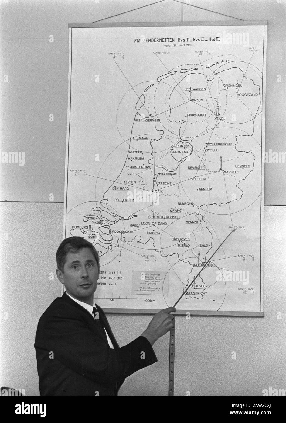 Conferenza stampa a Utrecht su stazioni FM stereofonering ir S.J.. Nooteboom (responsabile dei servizi tecnici NRU) spiega per mappa Data: 17 marzo 1969 Località: Utrecht Parole Chiave: Carte, conferenze stampa Istituto Nome: NRU Foto Stock