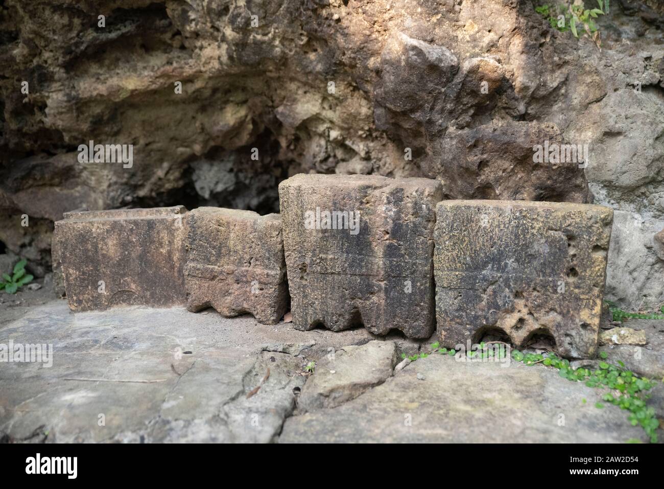 Bruciatori di incenso in pietra a Sefa-utaki, il luogo più sacro di Okinawa, culto degli antenati, patrimonio dell'umanità dell'UNESCO, villaggio di Chinen Okinawa. Foto Stock