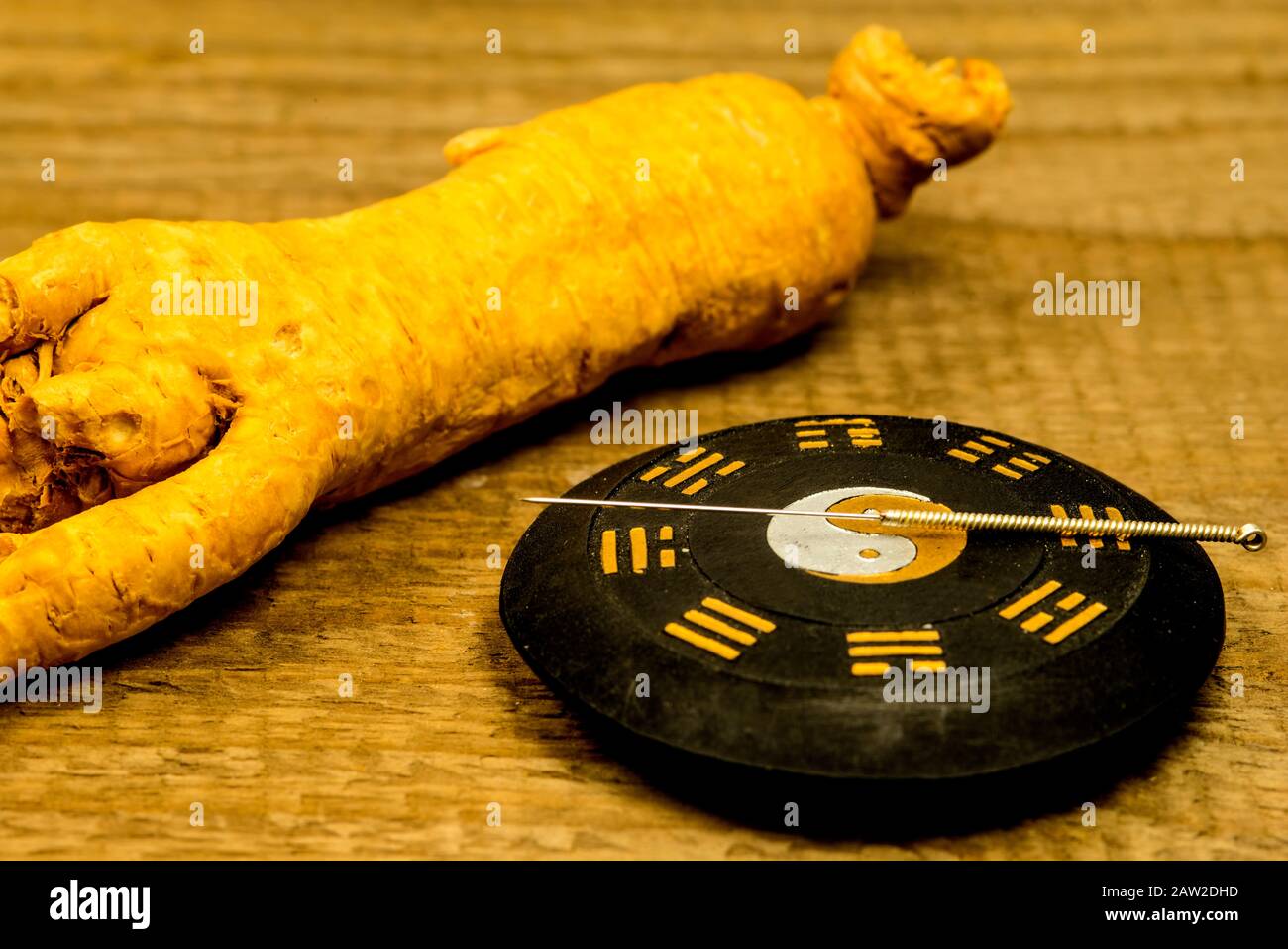 Ago per agopuntura sul simbolo del Taoismo cinese con radice di ginseng Foto Stock