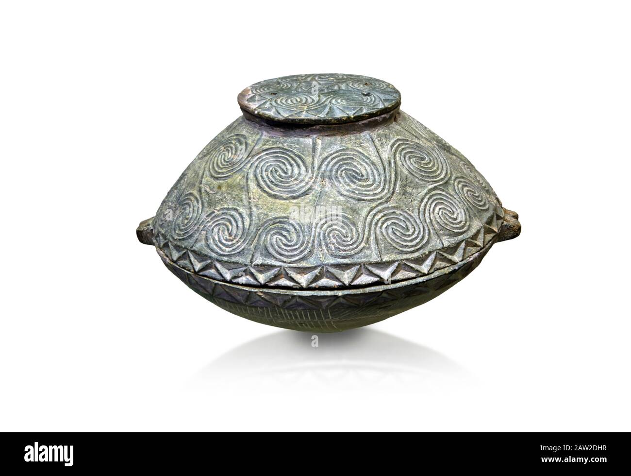 Scatola in bronzo rotonda Minoan con intricato motivo sul coperchio, George of the Dead 2600-2300 a.C., Museo Archeologico di Heraklion, sfondo bianco. Foto Stock Scatola in bronzo rotonda Minoan con intricato motivo sul coperchio, George of the Dead 2600-2300 a.C., Museo Archeologico di Heraklion, sfondo bianco. Foto Stock
