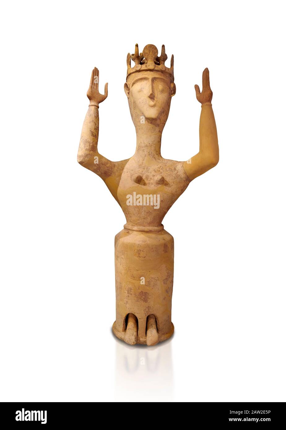 Statua della dea minoica Postpalaziale in terracotta con braccia e corona rialzate, Santuario di Karphi 1200-1100 a.C., Museo Archeologico di Heraklion, dorso bianco Foto Stock