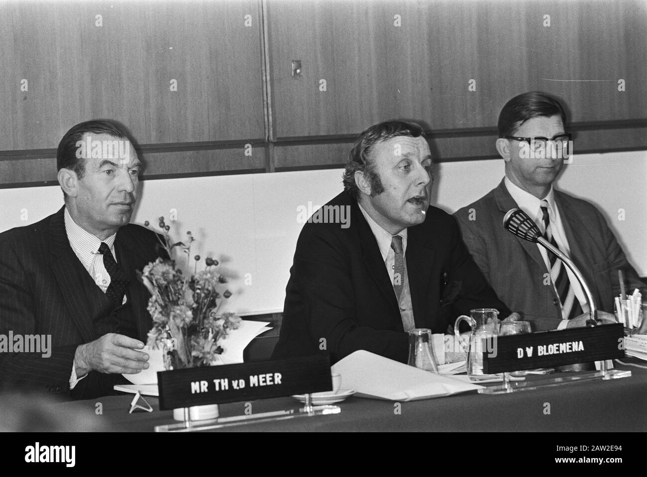 Conferenza stampa sul mercato del libro alla RAI di Amsterdam; . 19: Sig. H. J. M. Nelissen, capo Data: 8 ottobre 1970 Località: Amsterdam, Noord-Holland Parole Chiave: Conferenze stampa Nome Persona: Nelissen, H.J.M. Foto Stock Conferenza stampa sul mercato del libro alla RAI di Amsterdam; . 19: Sig. H. J. M. Nelissen, capo Data: 8 ottobre 1970 Località: Amsterdam, Noord-Holland Parole Chiave: Conferenze stampa Nome Persona: Nelissen, H.J.M. Foto Stock