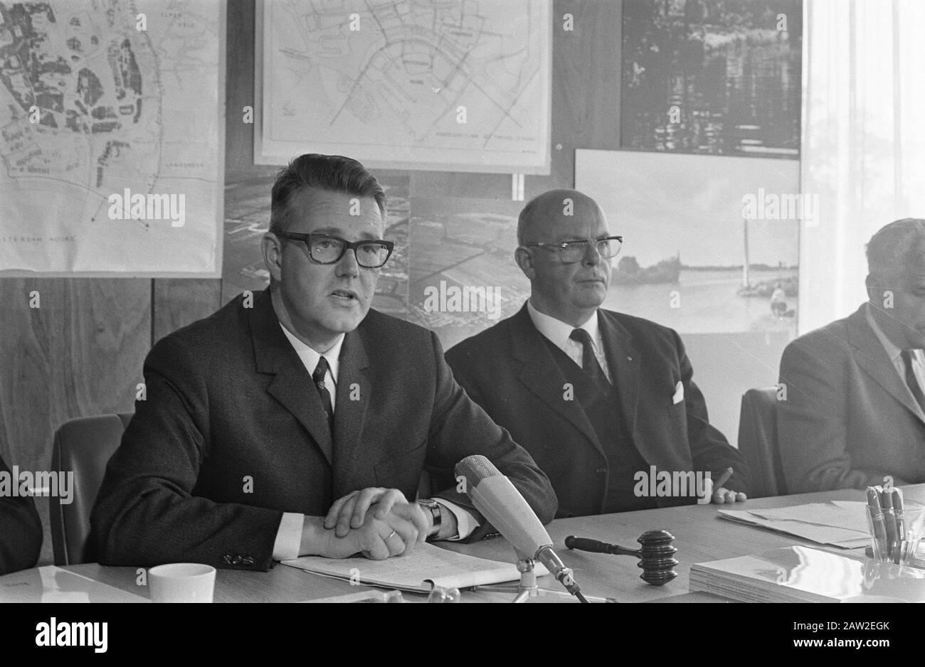 Conferenza stampa su ricreazione Twiske in Landsmeer. Link drs. R.J. de Wit (Consigliere PW Adam) sindaco di destra G. G. Country Lake Station Data: 16 ottobre 1969 Località: Landsmeer, Noord-Holland Parole Chiave: Conferenze stampa, ricreazione, aldermen Persona Nome: Post, G. G., White, R.J. Foto Stock