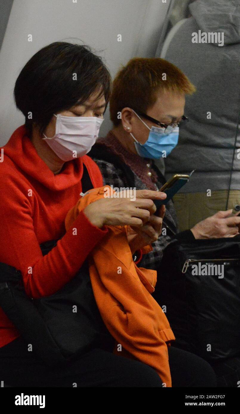 Hong Kongers indossando maschere chirurgiche durante l epidemia del virus di Wuhan Corona. Foto Stock