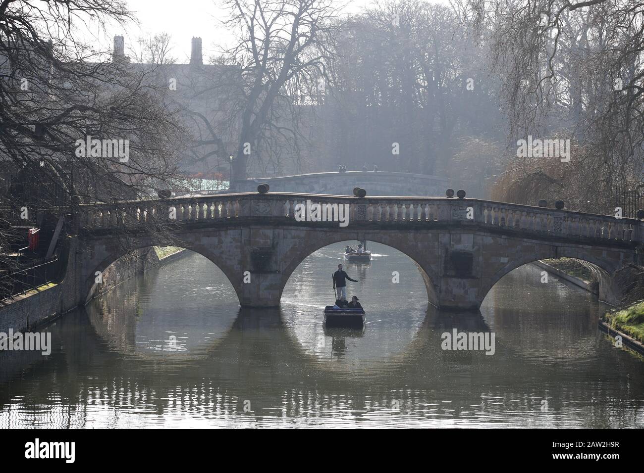 Cambridge, Regno Unito. 06th Feb, 2020. Cambridge Inghilterra Giovedì 6 Febbraio 2020. I turisti godono del clima mite durante un tour lungo la Camma del fiume a Cambridge. Credito: Chris Radburn Foto Stock