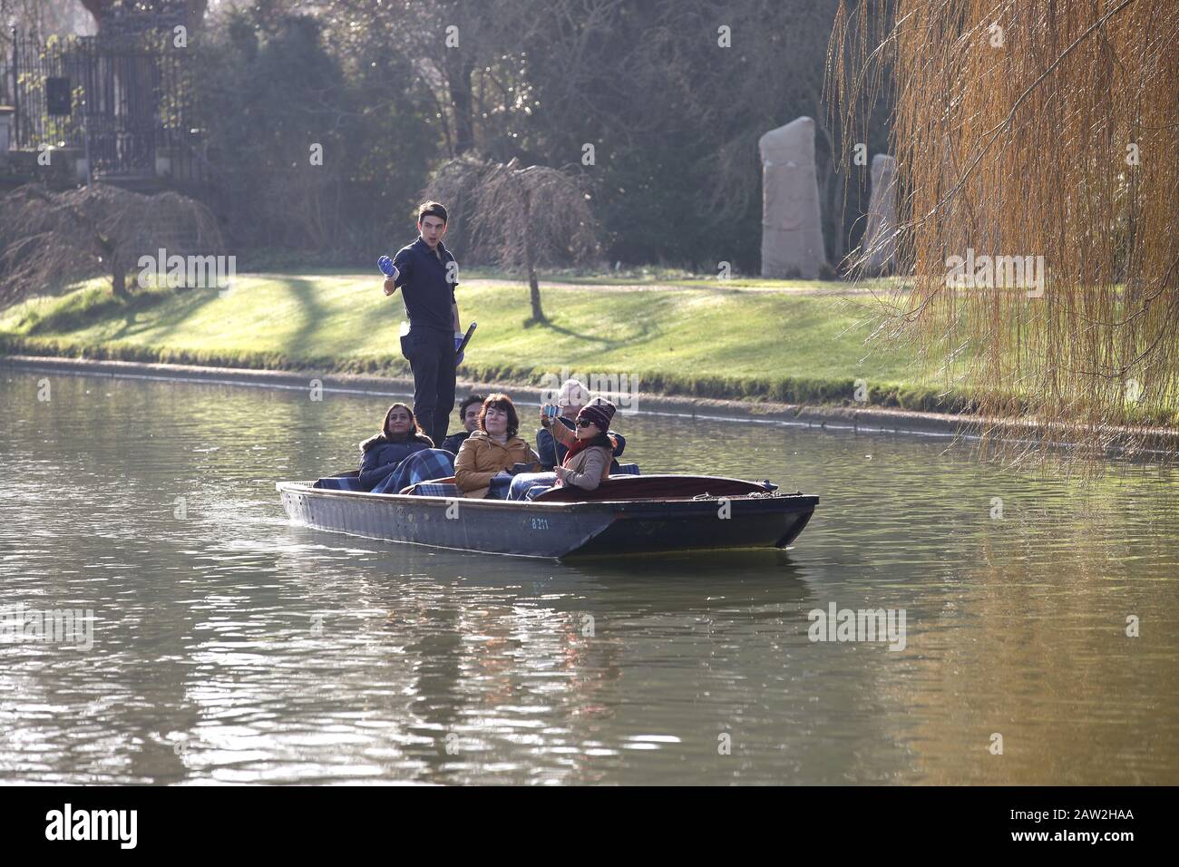Cambridge, Regno Unito. 06th Feb, 2020. Cambridge Inghilterra Giovedì 6 Febbraio 2020. I turisti godono del clima mite durante un tour lungo la Camma del fiume a Cambridge. Credito: Chris Radburn Foto Stock